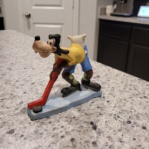 RARE Walt Disney GOOFY Playing Hockey Figurine 4.7" x 1.7" and 4.6" Tall